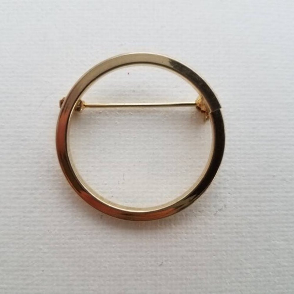 Vintage simple gold tone circle brooch